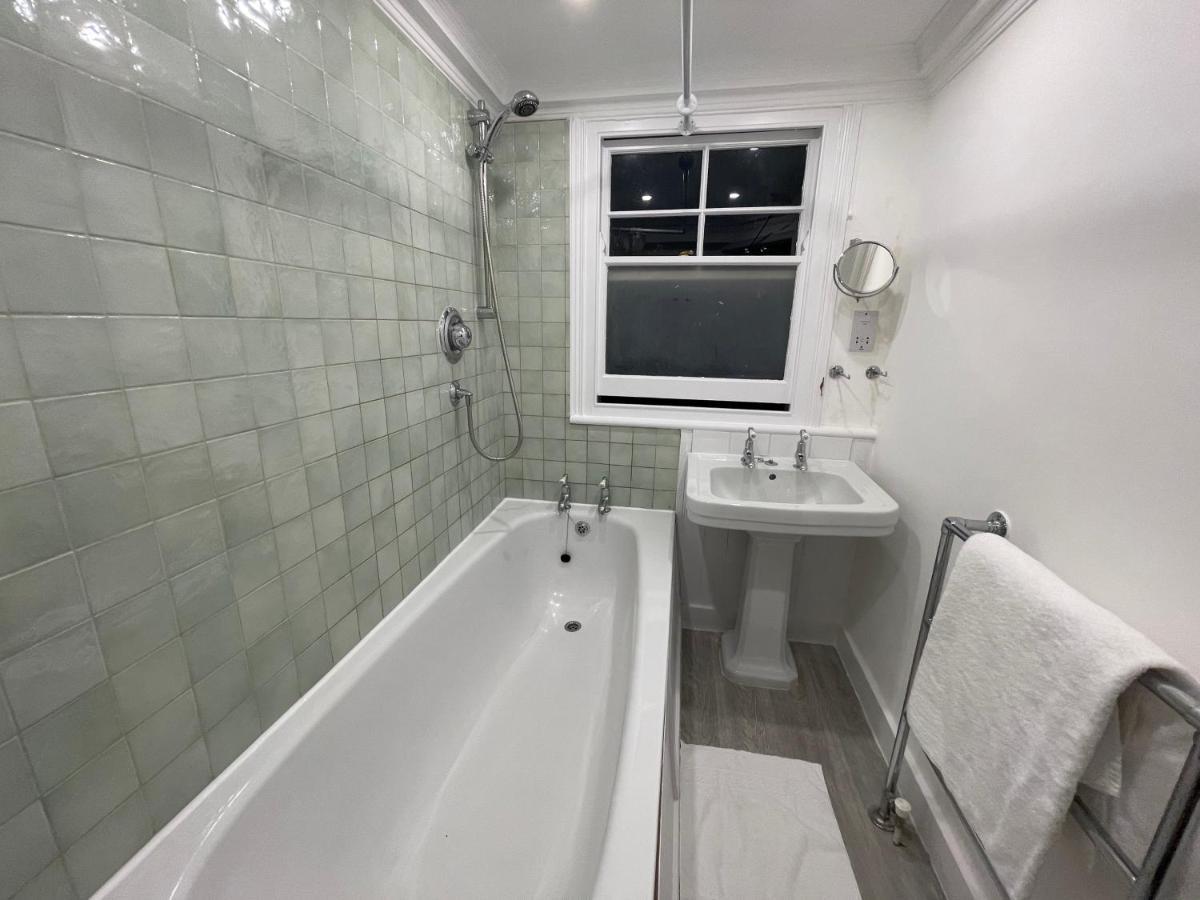New Lovely 2-Bedroom Condo In Chelsea Лондон Екстериор снимка